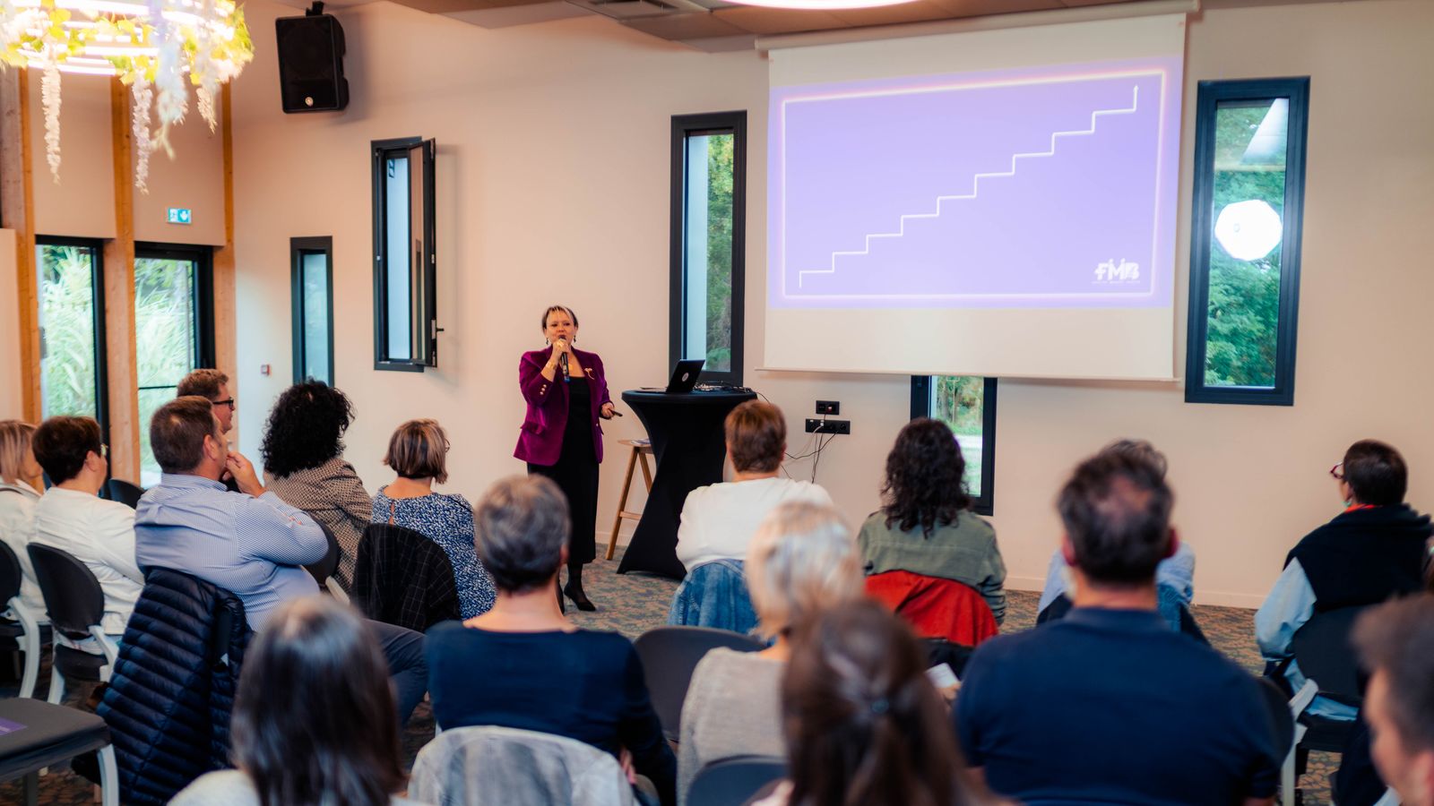 La salle Orée des Bois au Domaine de l'Épau pendant la conférence, le public face à Fabienne Malhaire Boulanger